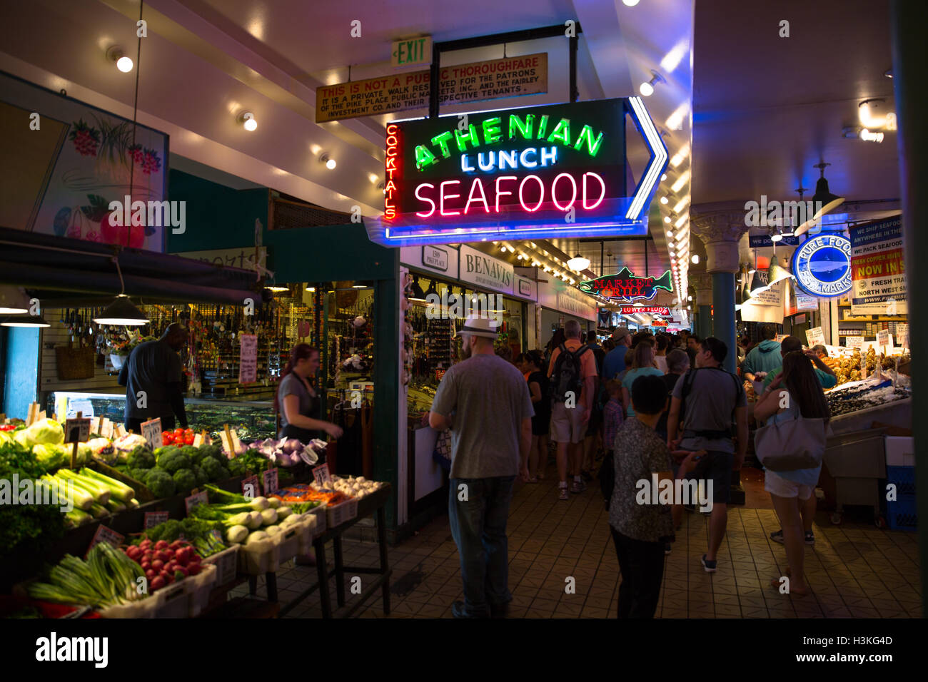Fruits de mer au néon à l'intérieur de signer un marché de producteurs - Seattle, WA Banque D'Images
