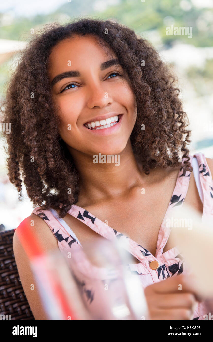 Portrait plein air de belle happy mixed race African American girl smiling adolescent enfant femelle avec dents parfaite Banque D'Images