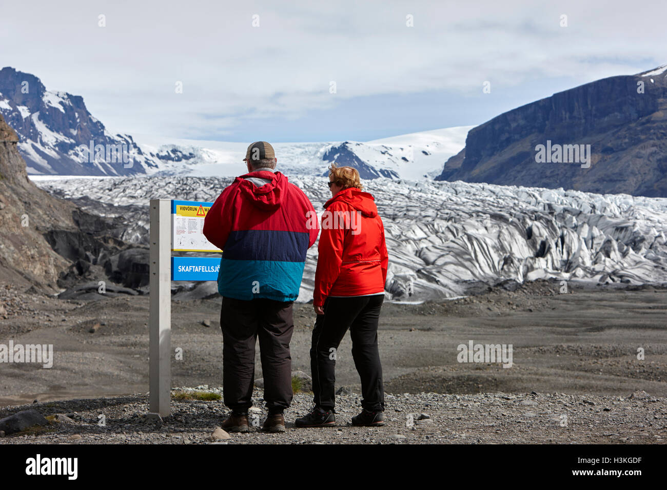 Touristes lire la signalétique en parc national de Skaftafell glacier Vatnajokull en Islande Banque D'Images