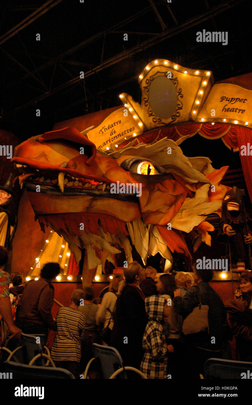 Une tête de dragon dans un moment Des marionnettes géantes / marionnettes de théâtre d'une nuit d'été au Québec, Canada Banque D'Images