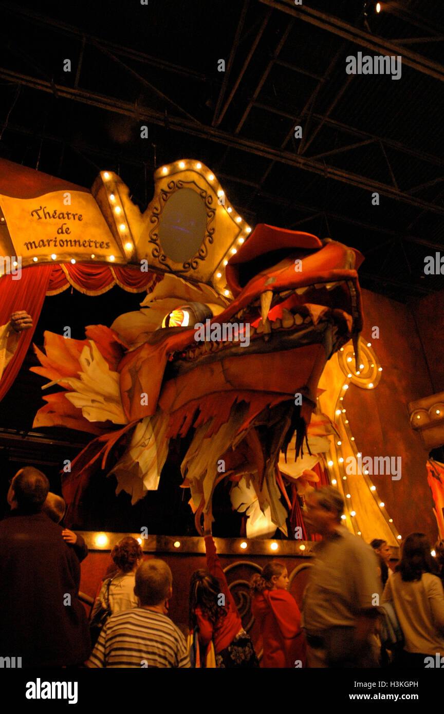 Une tête de dragon dans un moment Des marionnettes géantes / marionnettes de théâtre d'une nuit d'été au Québec, Canada Banque D'Images