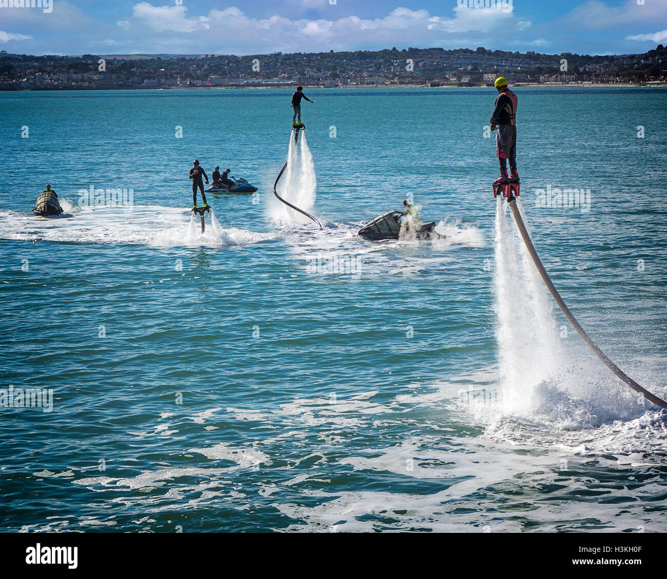 Go - DEVON : Flyboarders au large de la promenade de Torquay Torquay avec en arrière-plan Banque D'Images