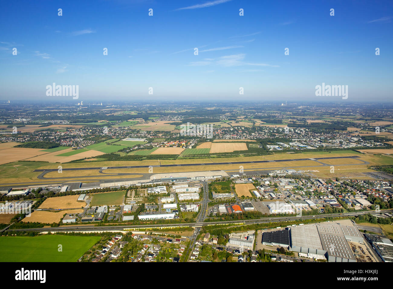 Photo aérienne, l'aéroport de Dortmund à partir de Holzwickede vu, airport Dortmund, démarrer road, Dortmund-Wickede, Ruhr, Banque D'Images