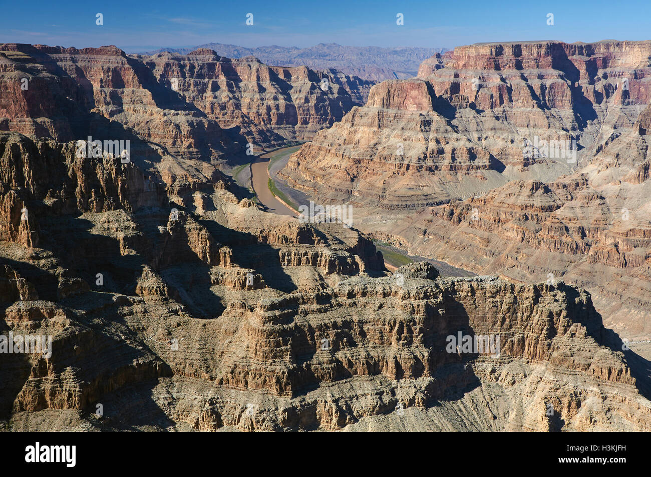 Vue sur les rochers et la rivière Colorado dans le grand canyon Banque D'Images