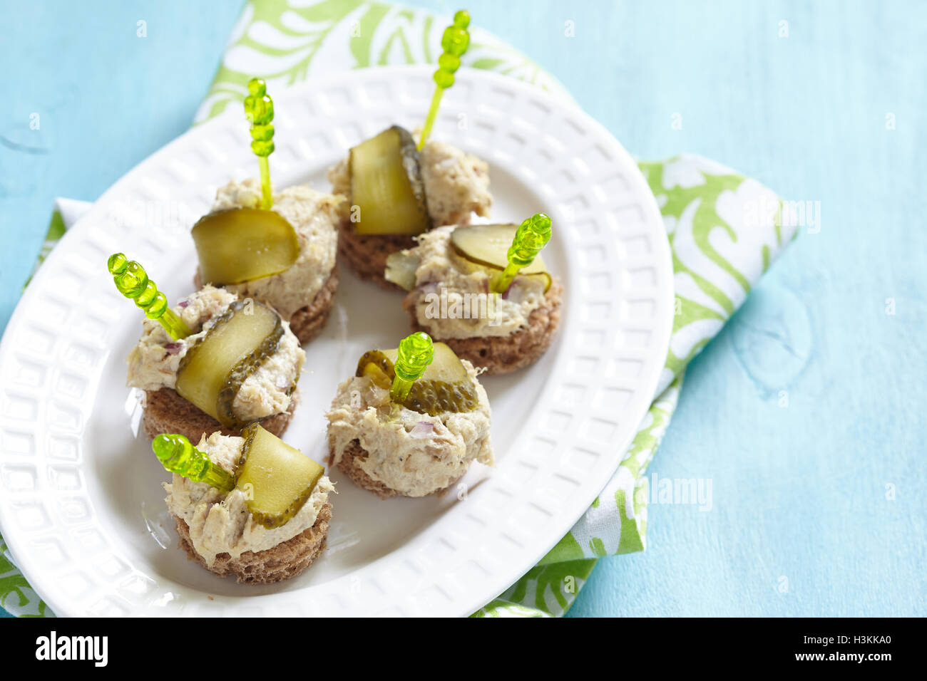 Des canapés avec des poissons pate et pickle Banque D'Images
