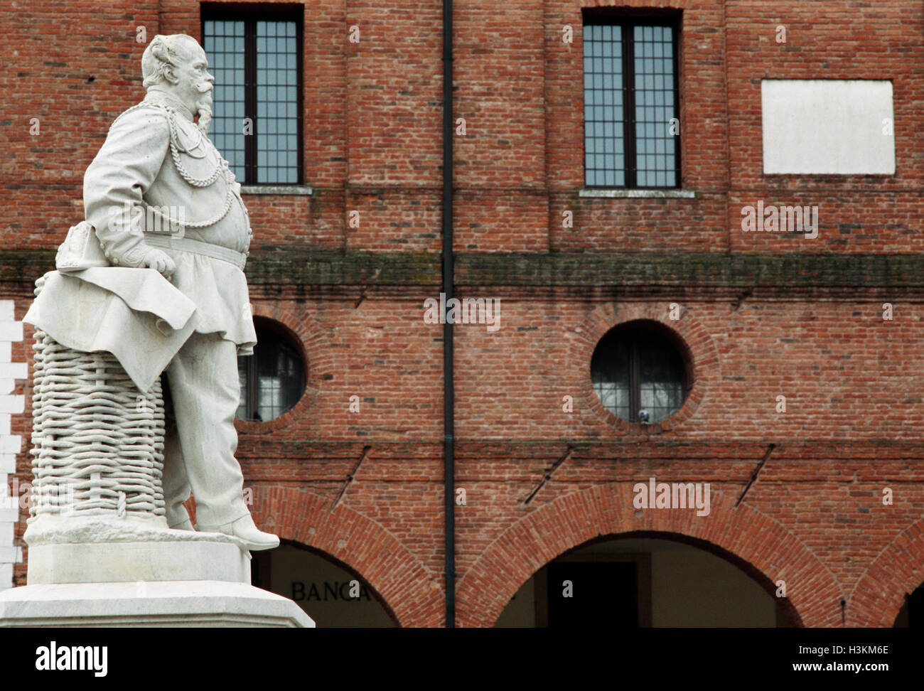 Italie, Vénétie, Rovigo, Piazza Emanuele II Square, Vittorio Emanuele II Monument de Monteverde Giulio date 1881 Banque D'Images