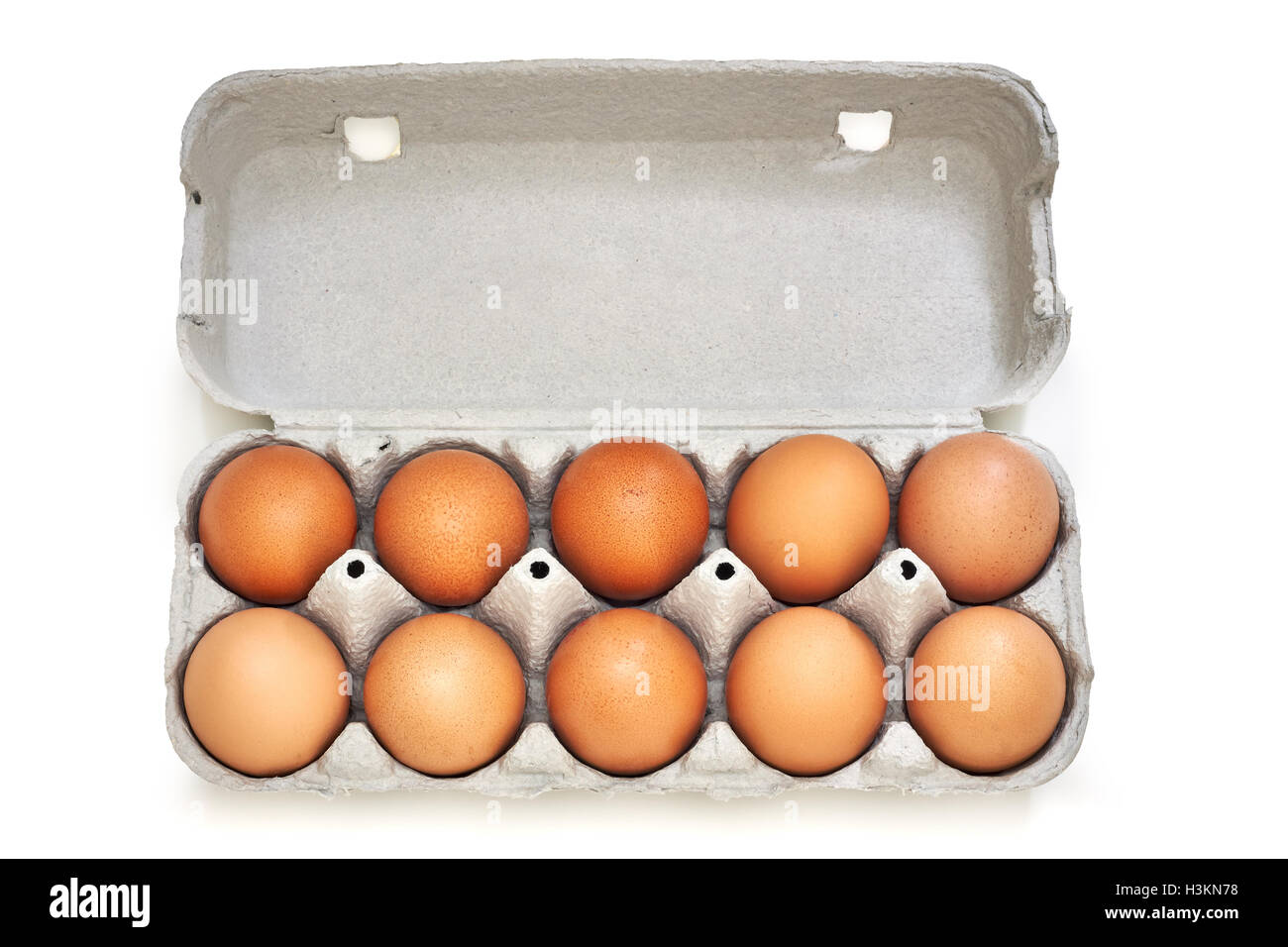 Les oeufs de poule en boîte à œufs pâtes isolé sur fond blanc. Vue d'en haut Banque D'Images Les oeufs de poule en boîte à œufs pâtes isolé sur fond blanc. Vue d'en haut Banque D'Images