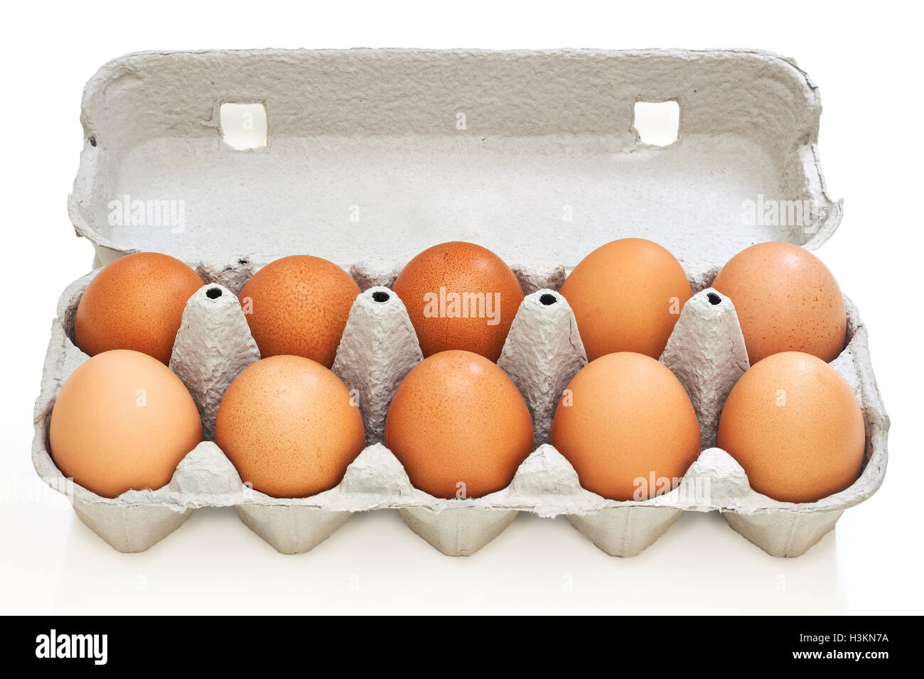 Les oeufs de poule en boîte à œufs pâtes isolé sur fond blanc Banque D'Images Les oeufs de poule en boîte à œufs pâtes isolé sur fond blanc Banque D'Images