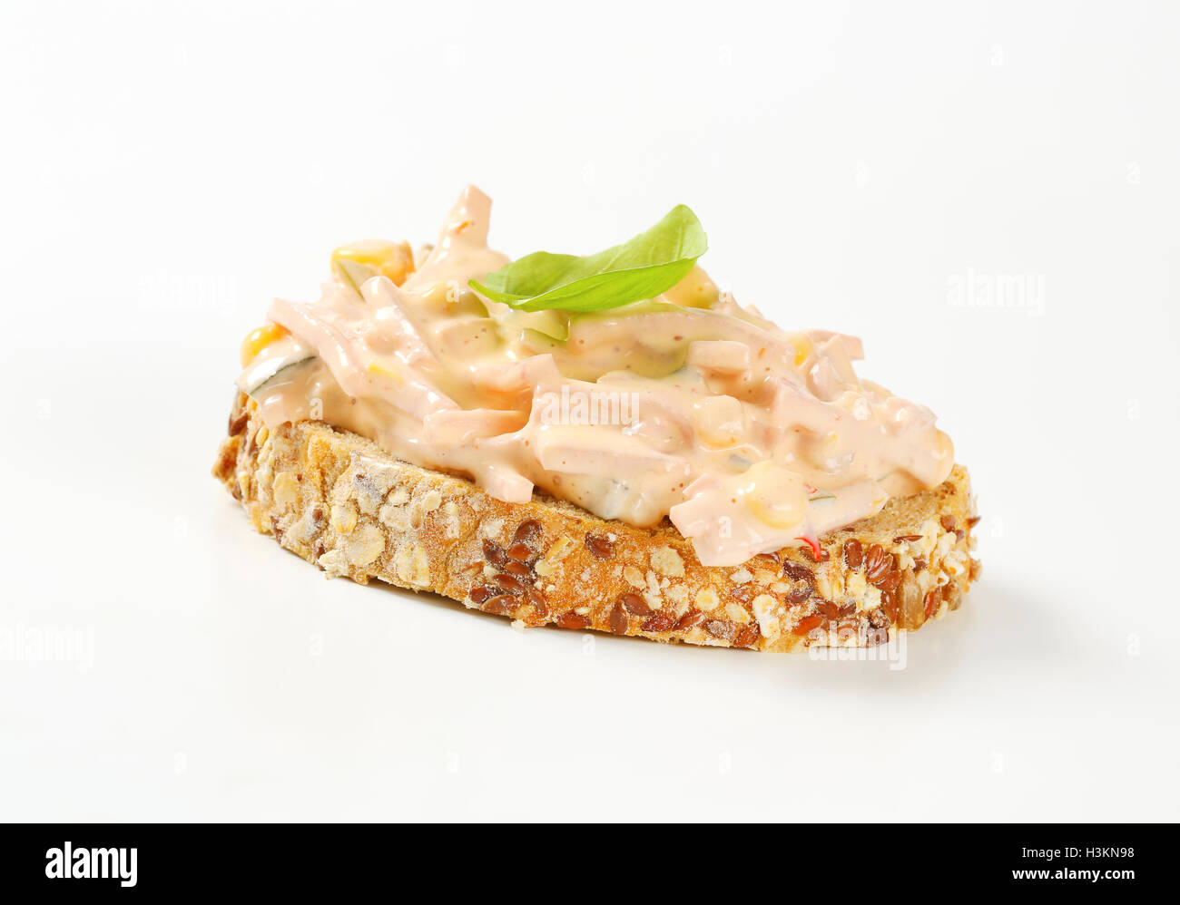 Tranche de pain de grains entiers avec propagation de la salade de jambon Banque D'Images