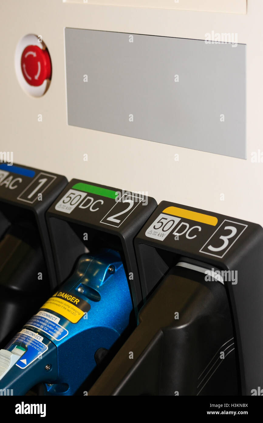 Close up of multi-standard du véhicule électrique de la station de charge rapide. Focus sélectif. Banque D'Images