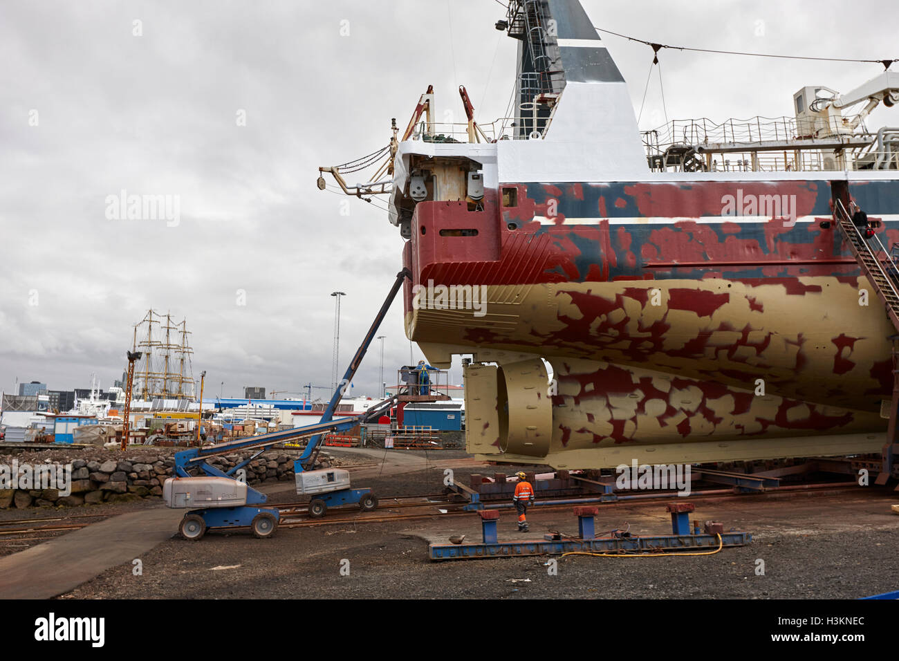 Chalutier usine congélateur islandais vigri re-71 en cours de peinture en cale sèche reykjavik Banque D'Images