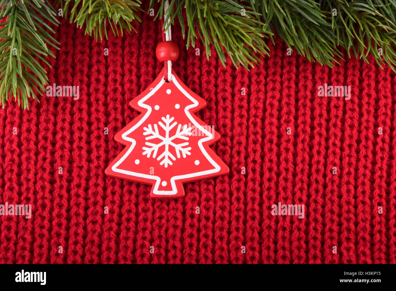 Décoration d'arbre de Noël sur fond de laine rouge dans un style ferme Banque D'Images