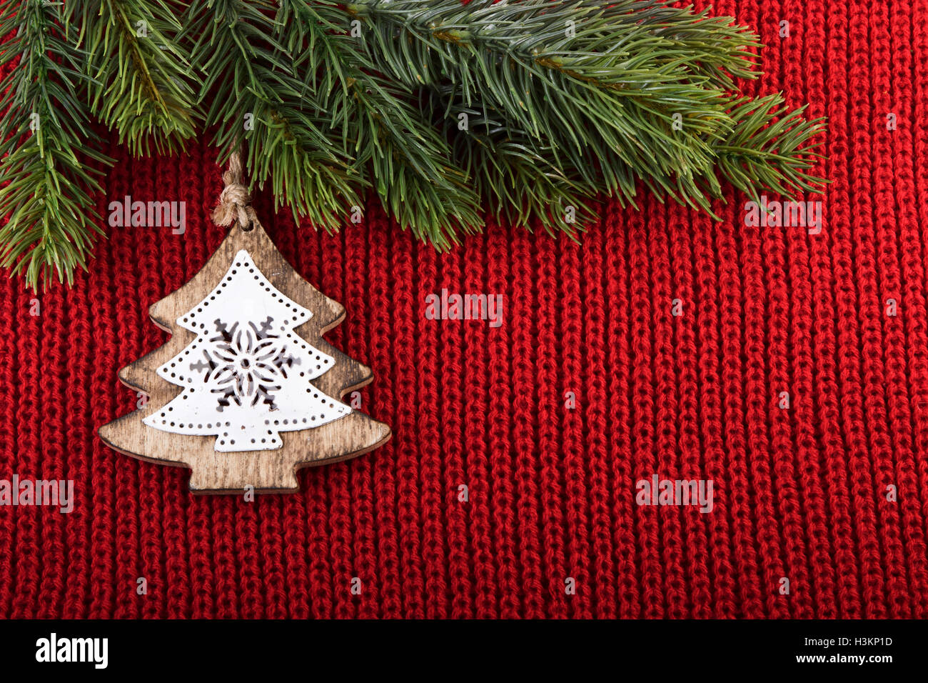 La décoration traditionnelle de l'arbre de Noël sur fond de laine rouge. Banque D'Images