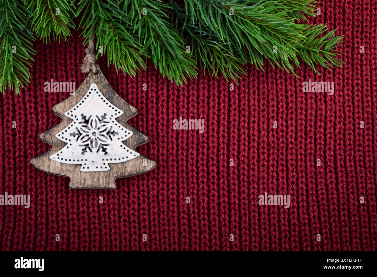 Rouge Noël fond tricoté avec décoration d'arbre de Noël dans un style ferme pays Banque D'Images