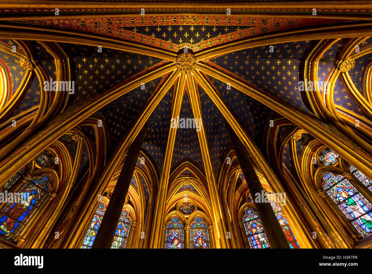 Plafond voûté gothique rayonnant de la basse chapelle de Sainte Chapelle, Ile de la Cité, Paris, France Banque D'Images