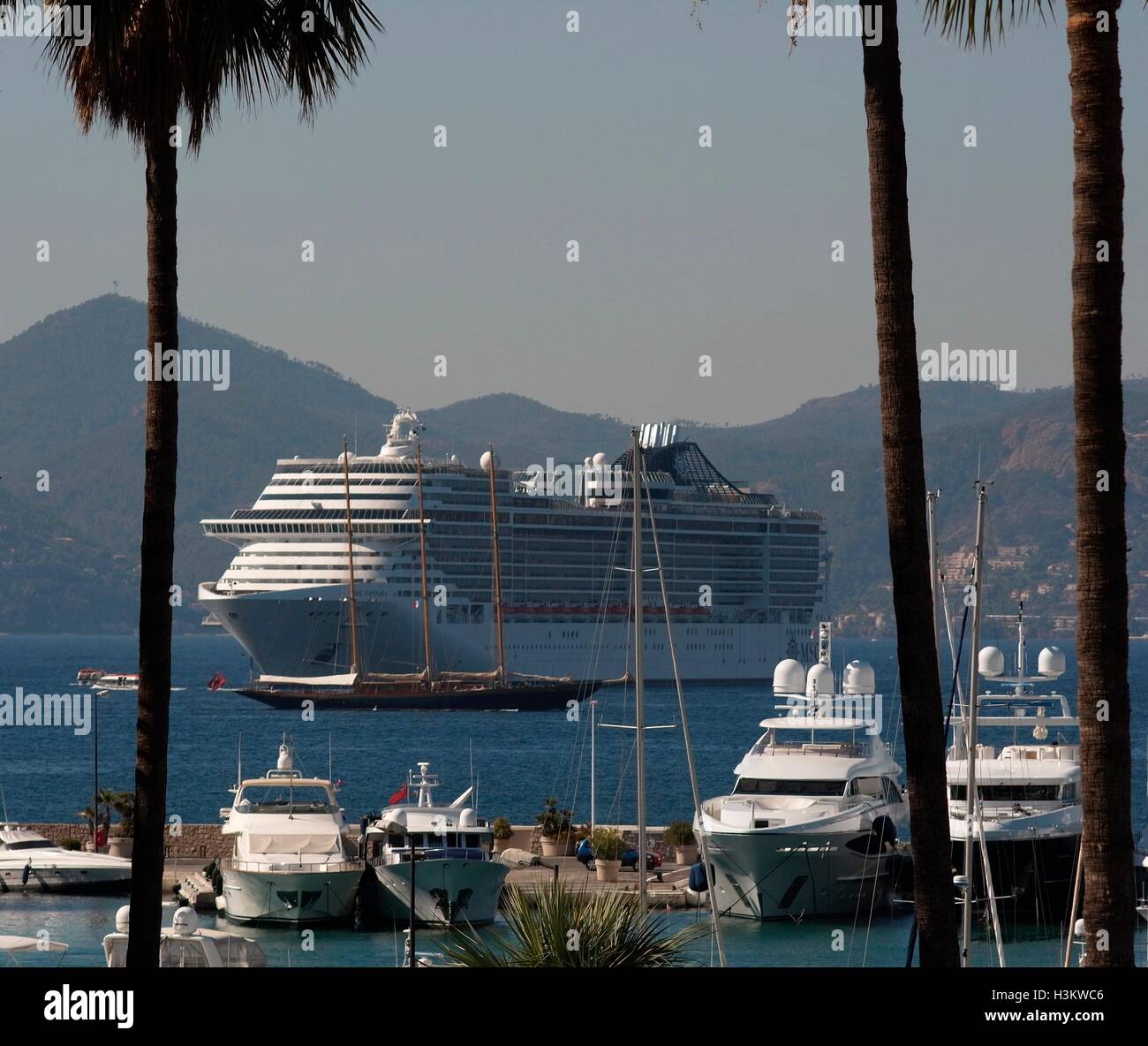 AJAXNETPHOTO. 2016. CANNES, FRANCE. - Côte D'AZUR RESORT - À L'OUEST À TRAVERS LA BAIE DE CANNES AVEC SUPER YACHTS ET VEDETTE À MOTEUR AMARRÉ À PORT PIERRE CANTO MARINA, LA GOÉLETTE LOCATION CREOLE PASSANT LE RECOUVREMENT DE CROISIÈRE MSC FANTASIA ANCRÉ DANS LA BAIE. PHOTO:JONATHAN EASTLAND/AJAX REF:GX160710 6356 Banque D'Images