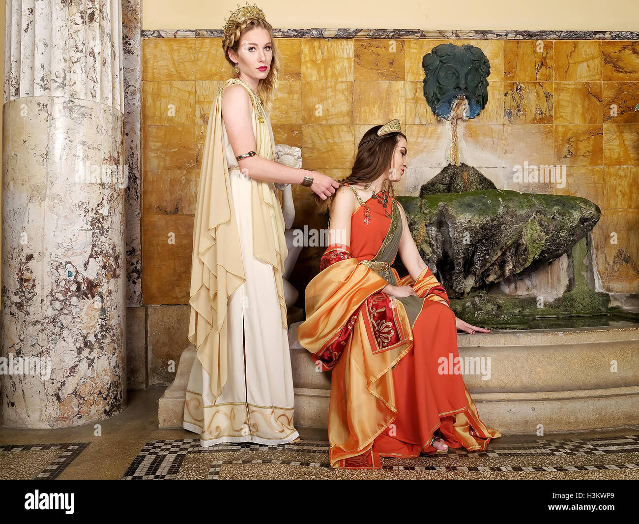 Les femmes en vêtements traditionnels romains posing in temple Banque D'Images