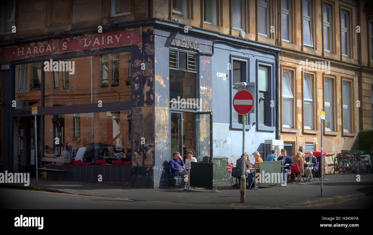 Les voyageurs de tourisme Glasgow visiter la ville Harga's Dairy cafe Scene de rue partick Banque D'Images