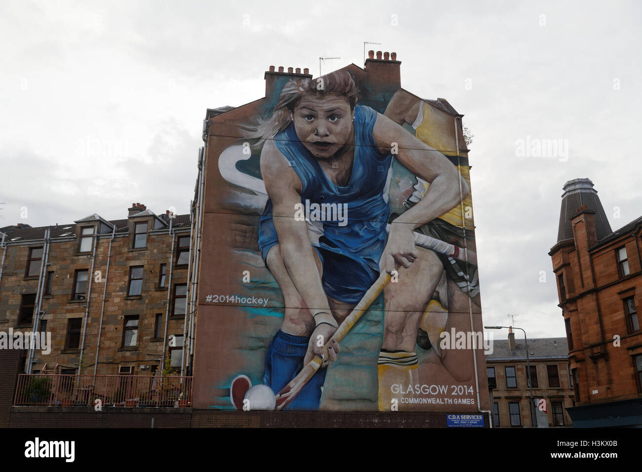 Les Jeux du Commonwealth de Glasgow murales peintes sur les côtés des bâtiments, le rugby, le netball et le hockey à Partick bus station Glasgow Banque D'Images