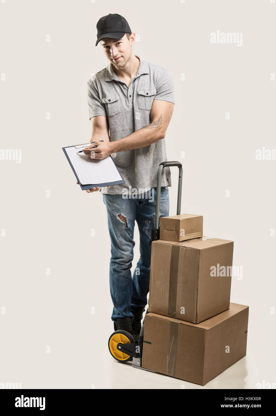 Les boîtes de camion de main de courrier et paquets Banque D'Images