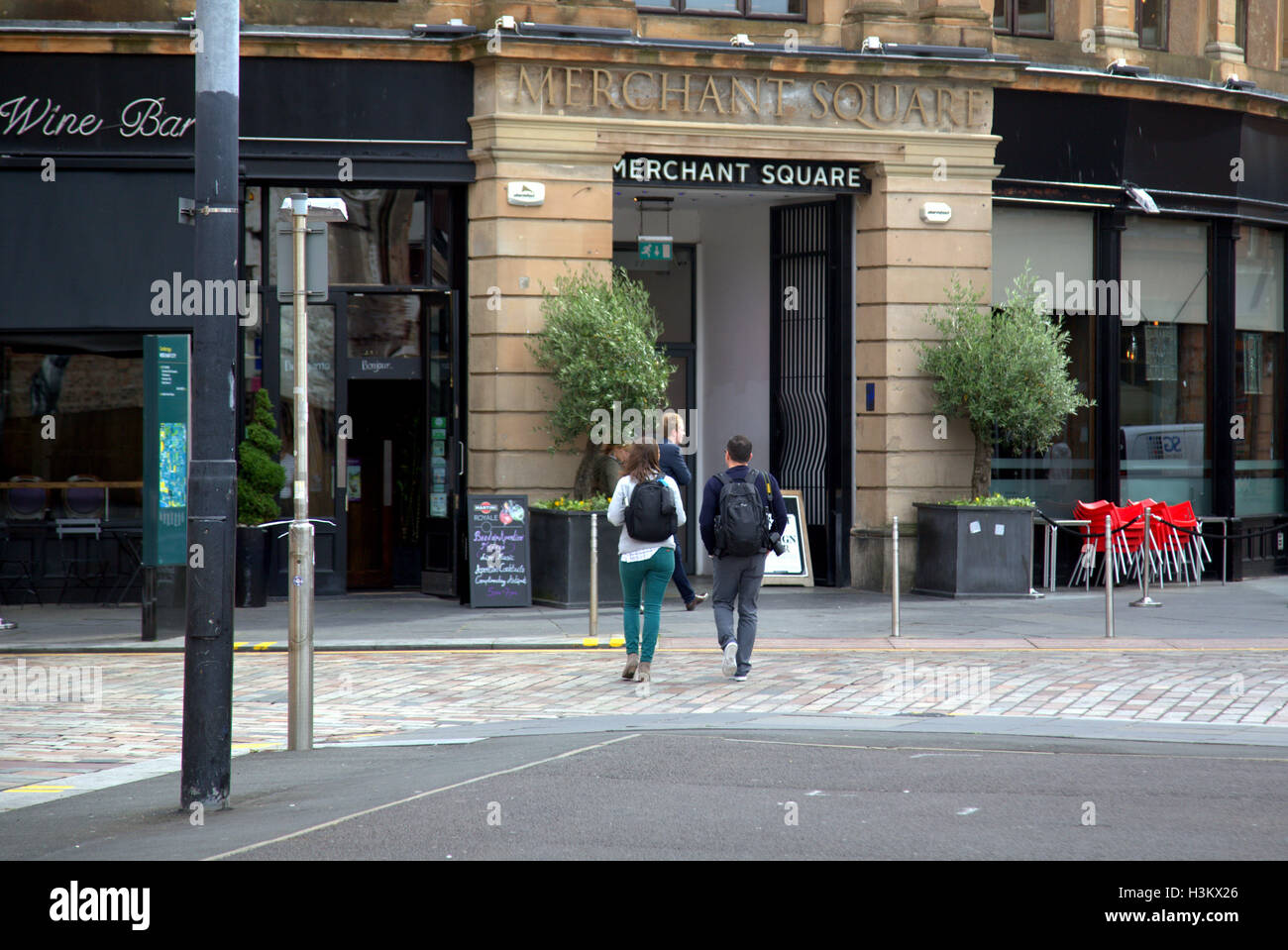 Les voyageurs de tourisme Glasgow visiter la ville merchant city square Banque D'Images