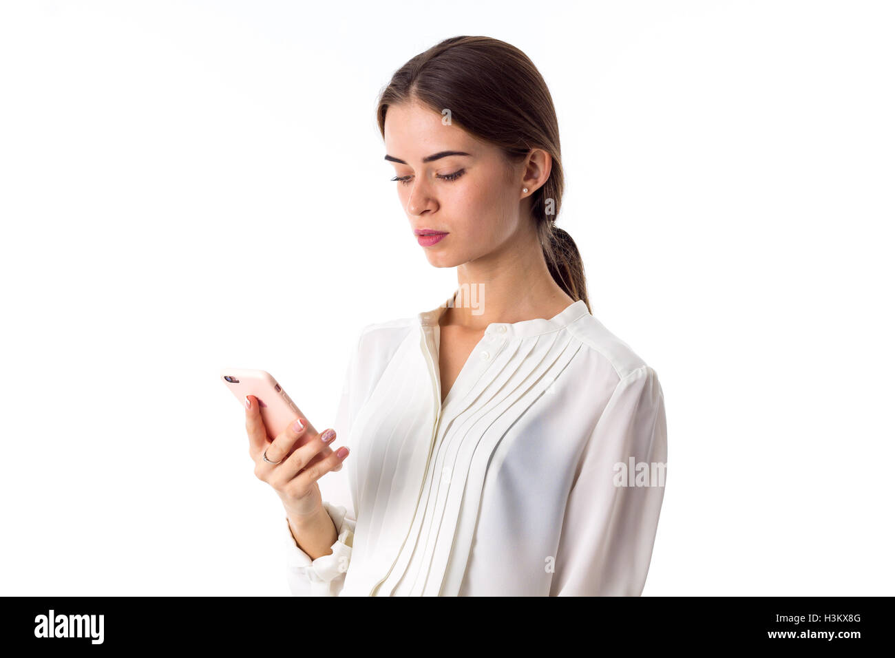 Femme tenant son téléphone Banque D'Images