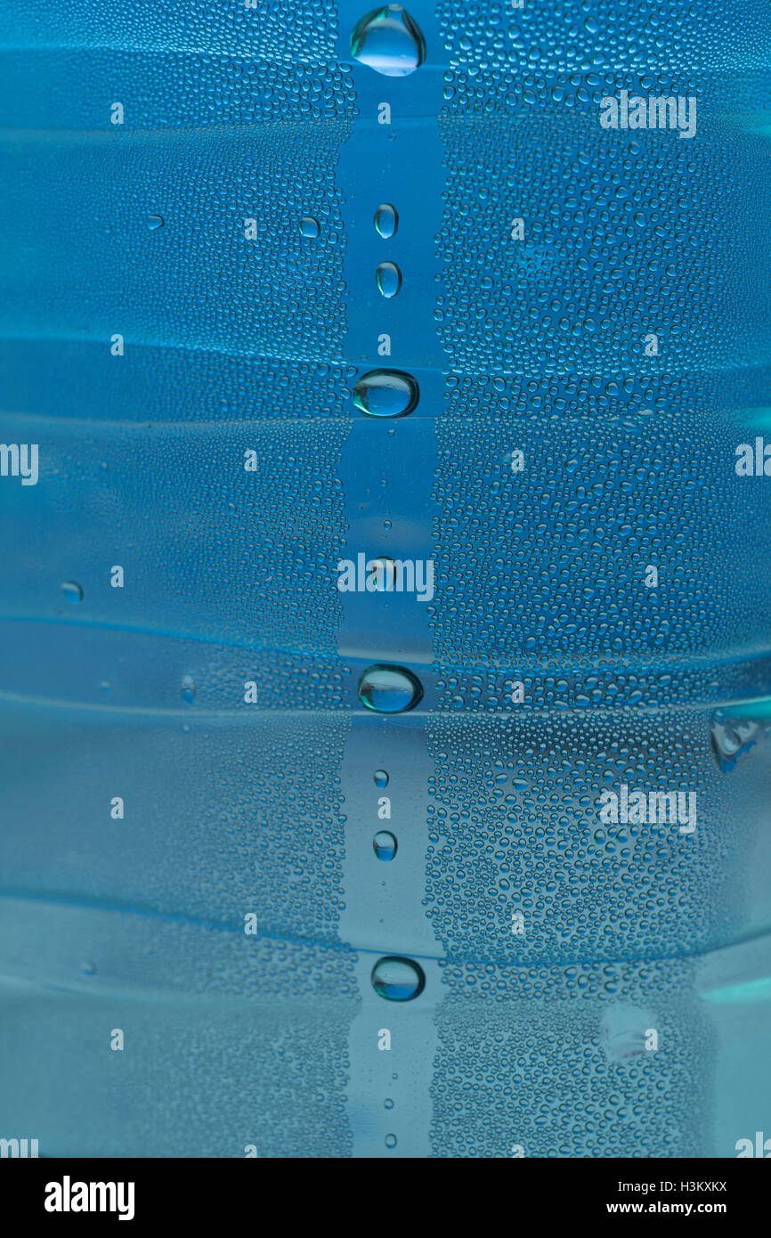 Image abstraite de perles de condensation d'eau à l'intérieur d'une bouteille en PTFE. Métaphore Journée mondiale de l'eau, résumé de la Journée de l'eau, marché du commerce de l'eau Banque D'Images