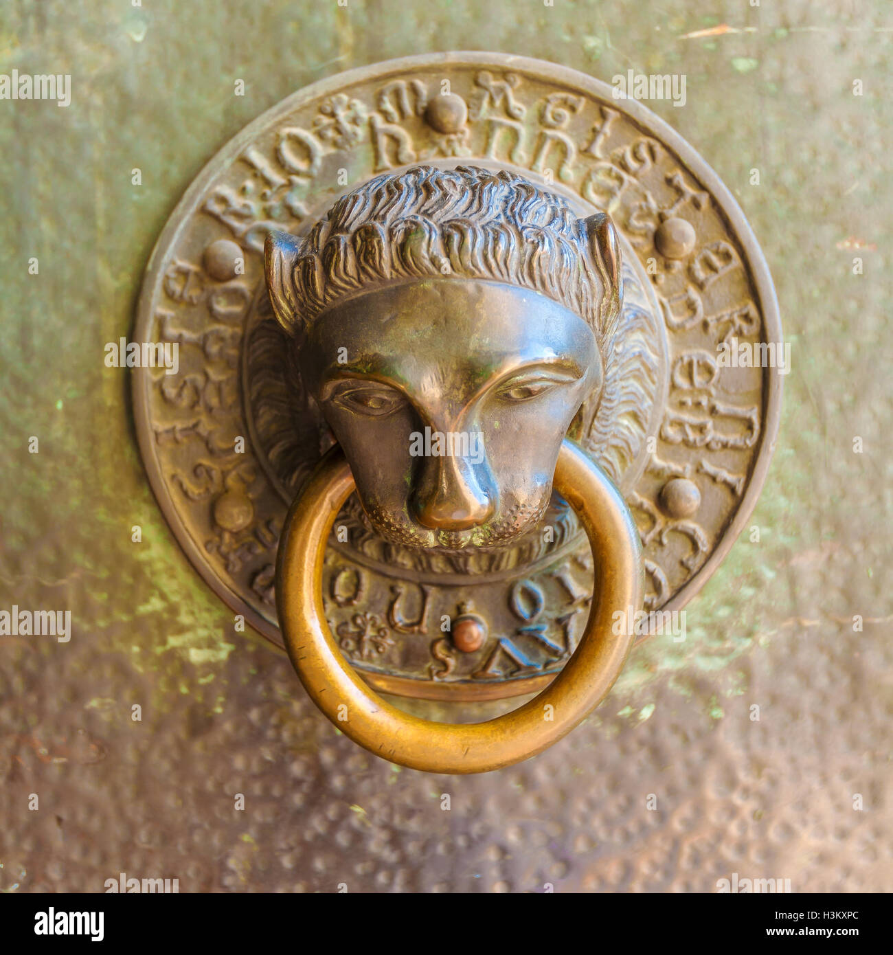 Vintage knocker sous la forme d'une tête de lion en bronze Banque D'Images