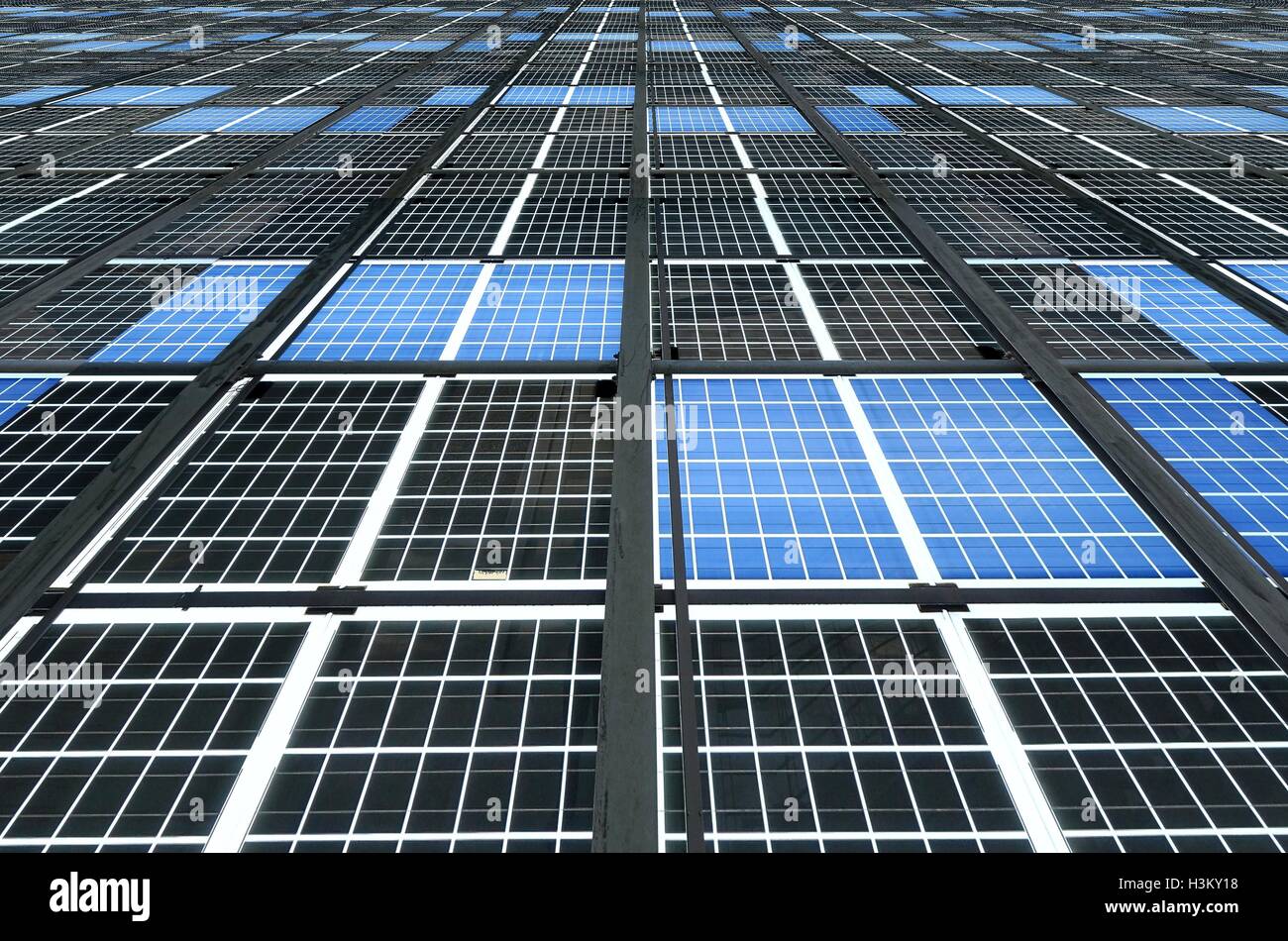 Un grand panneau solaire installation pour la promotion de l'énergie durable Banque D'Images