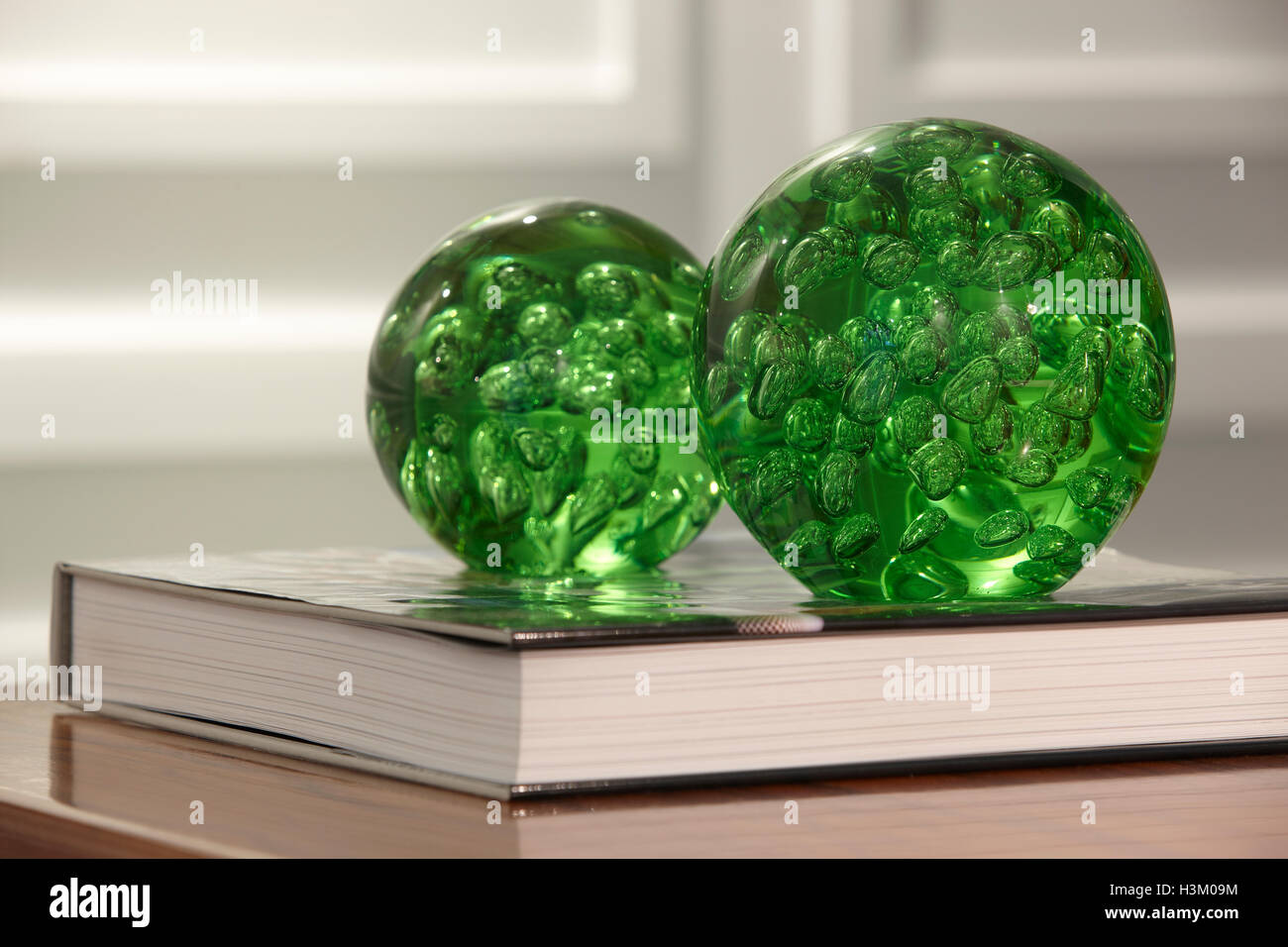 Sphères vert avec des bulles sur un livre dans une salle. L'horizontale Banque D'Images