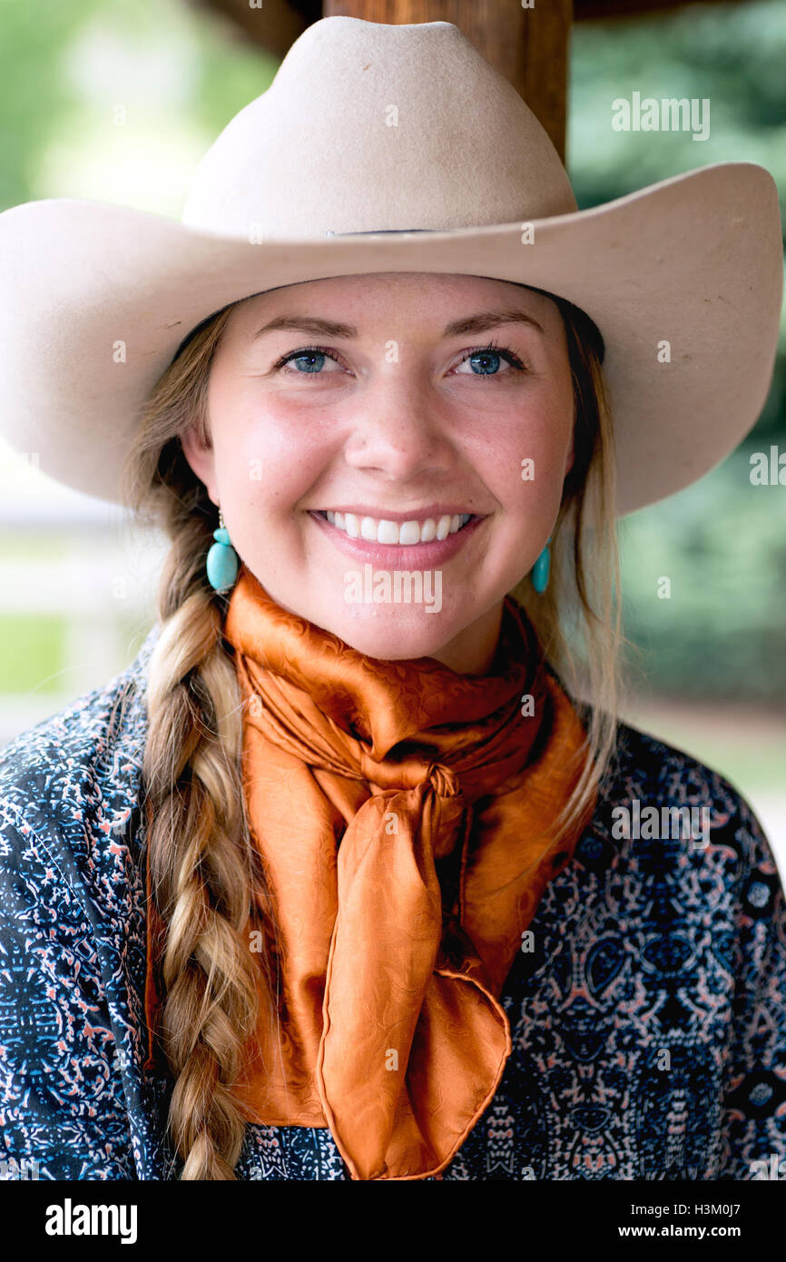 WY01016-00...WYOMING - Wrangler Jessica Howard sur la CM Ranch près de Dubois. (MR n° H18) Banque D'Images
