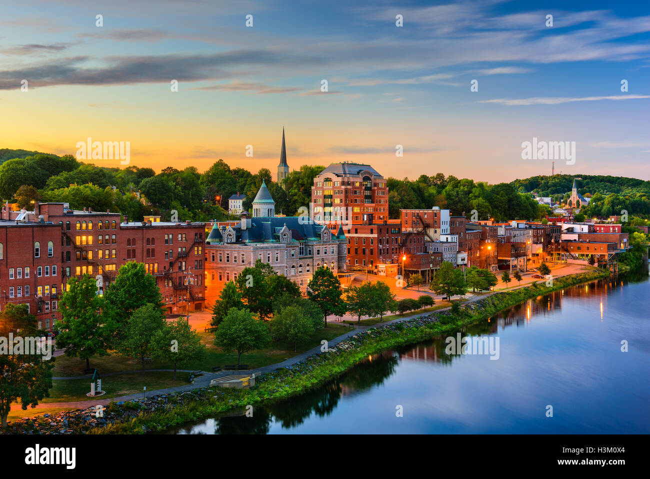 Augusta, Maine, USA, le centre-ville sur la rivière Kennebec. Banque D'Images