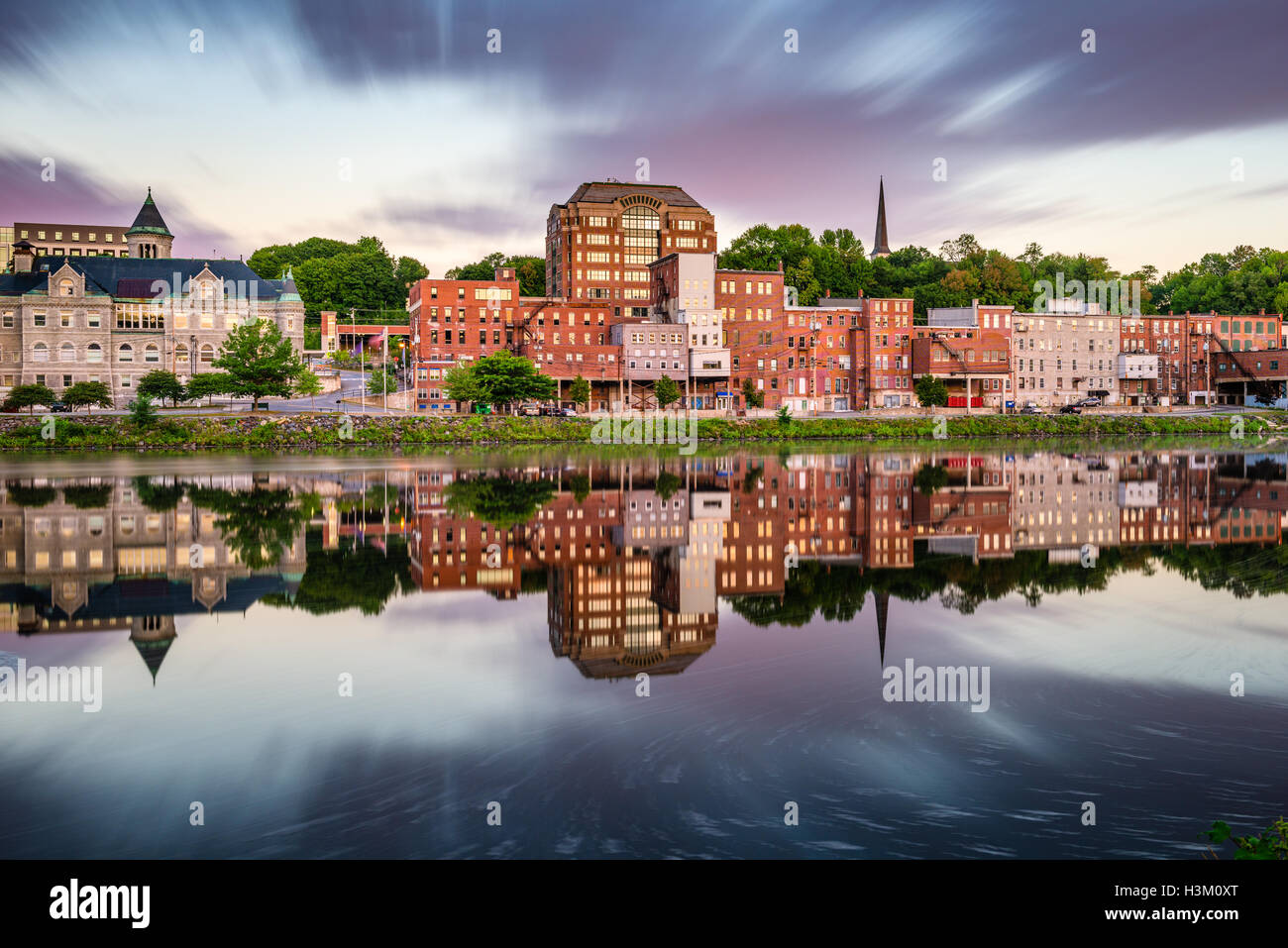 Augusta, Maine, USA, le centre-ville sur la rivière Kennebec. Banque D'Images