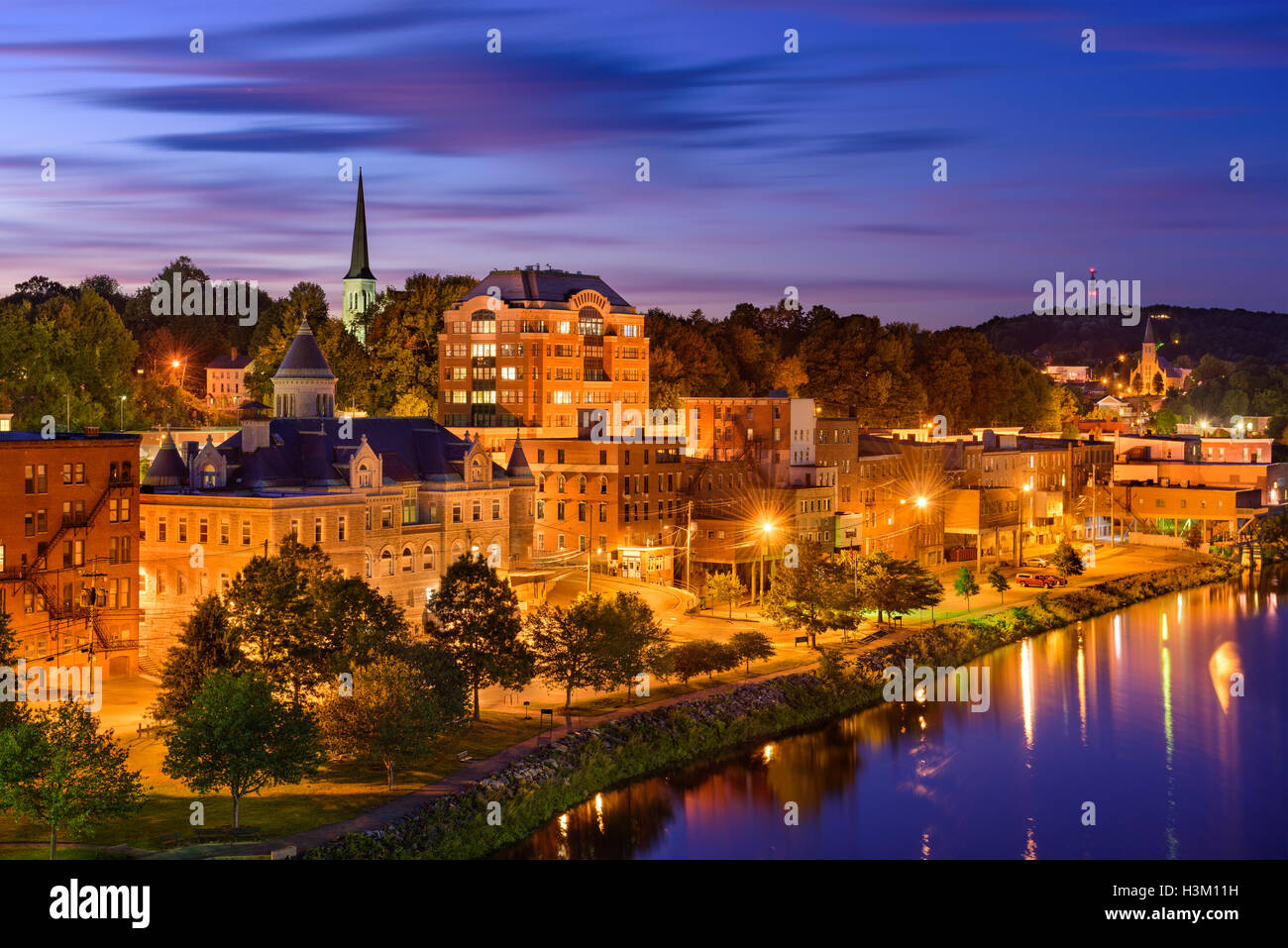 Augusta, Maine, USA, le centre-ville sur la rivière Kennebec. Banque D'Images