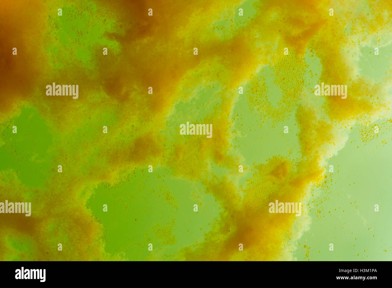Image abstraite des acides de l'eau savonneuse - bulles montrant minute gouttelettes et quelques bulles dans le liquide savonneux vert. Banque D'Images