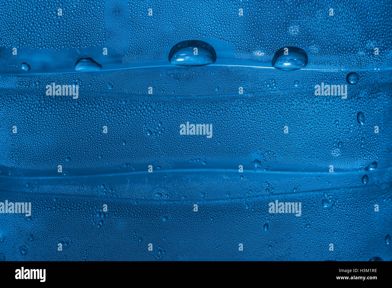 Image abstraite de perles de condensation d'eau à l'intérieur d'une bouteille en PTFE. Concept de la Journée mondiale de l'eau, résumé de la Journée de l'eau, marché du commerce de l'eau. Banque D'Images