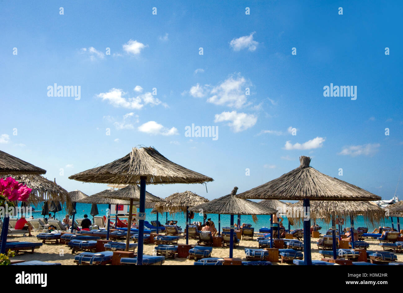 Plage avec parasols à Mykonos, Grèce Banque D'Images