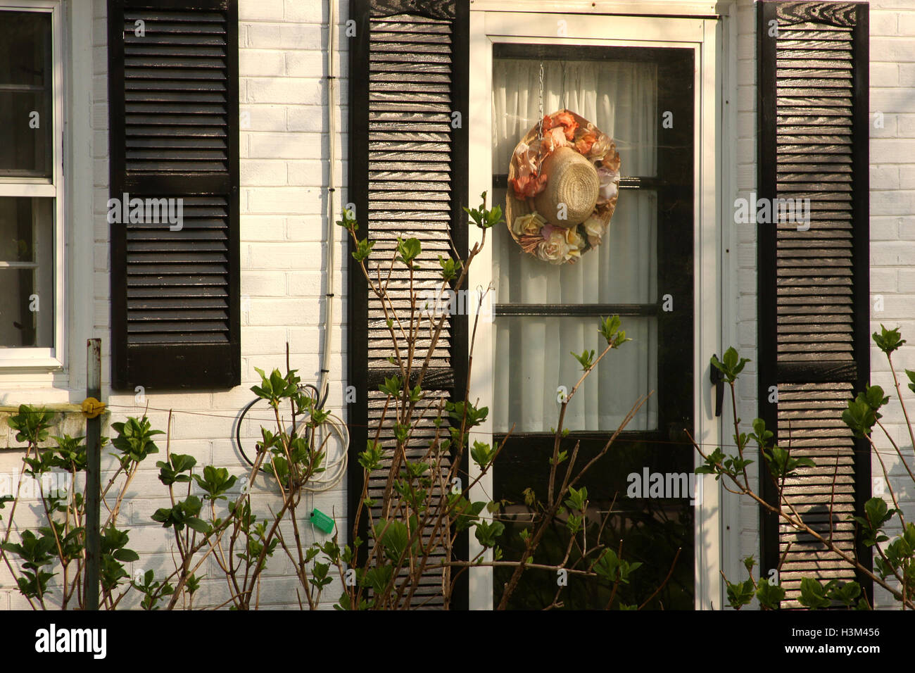Couronne d'automne chapeau de paille accroché à la porte d'entrée de la  maison Photo Stock - Alamy