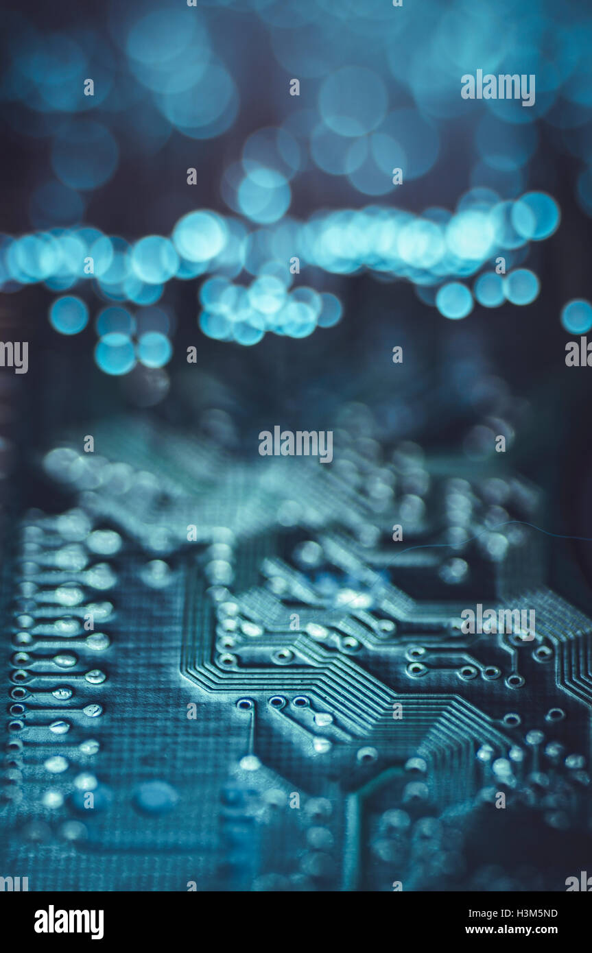 L'information Données, puce de la carte mère s'allume en fibre optique Banque D'Images