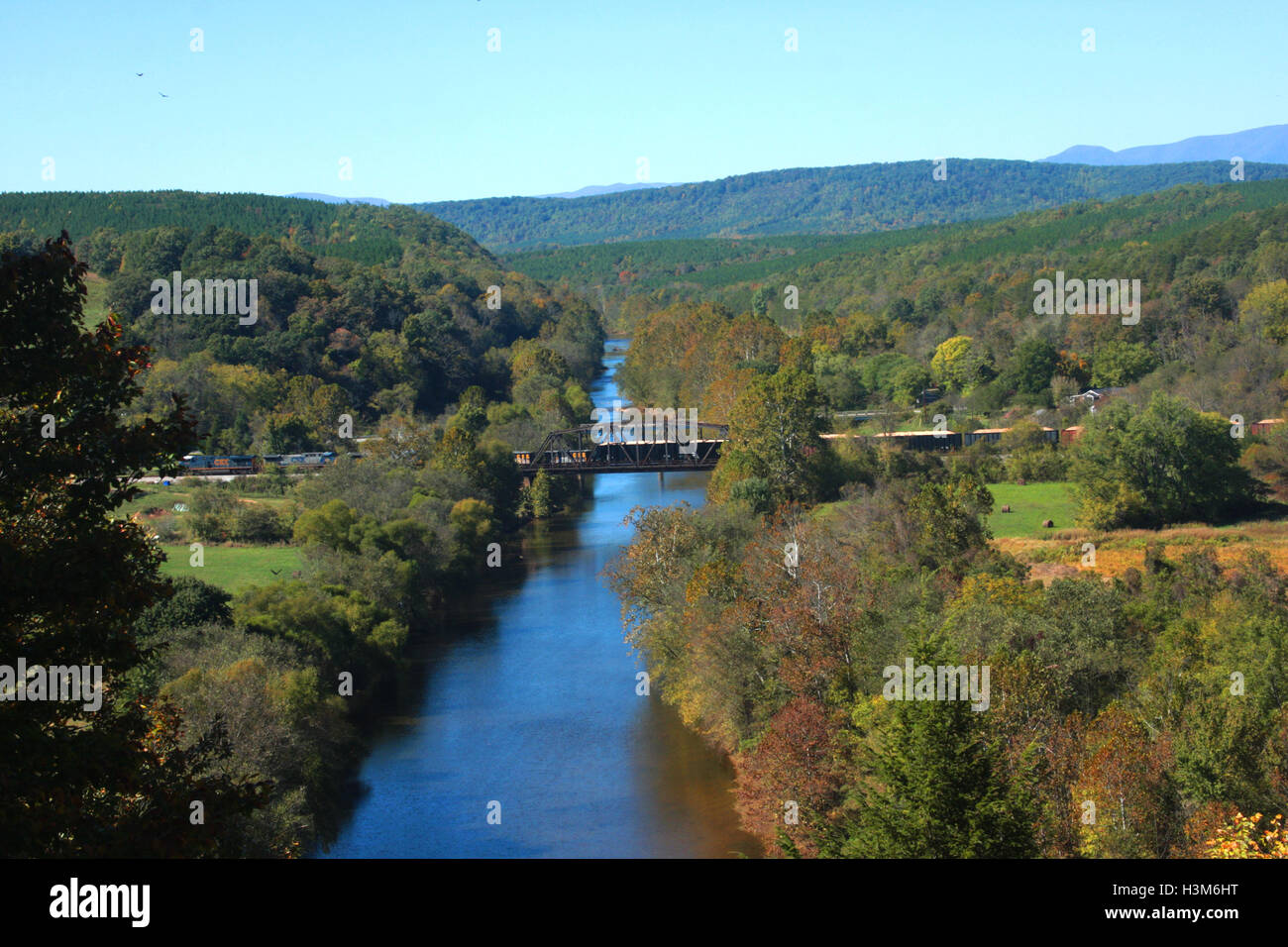 Paysage d'automne dans le comté de Nelson, Virginie, États-Unis. Rivière Tye juste à l'ouest de sa confluence avec la rivière James. Banque D'Images