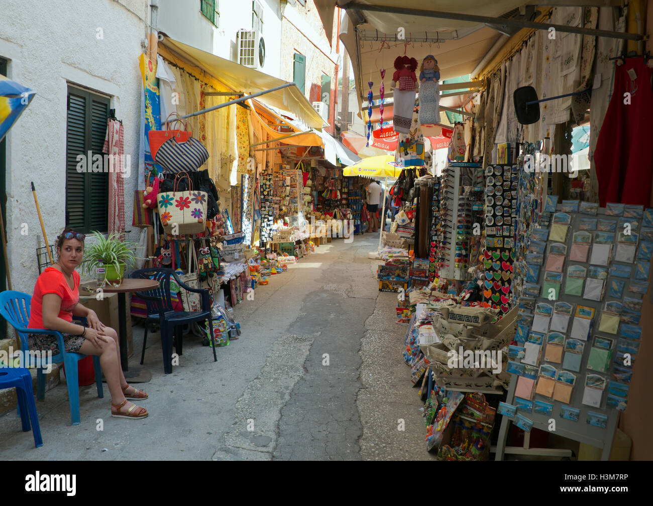 Ruelle de la rue arrière étroit avec'bric-a-brac Paxos Gaios boutiques Îles Ioniennes Grèce Banque D'Images