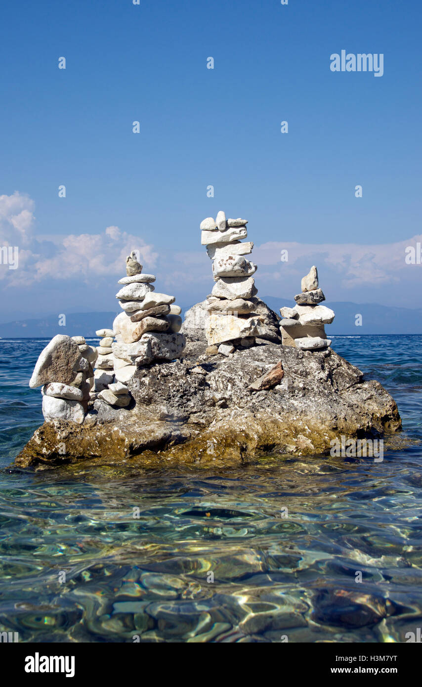 L'équilibrage en pierre Port Paxos Gaios Îles Ioniennes Grèce Banque D'Images