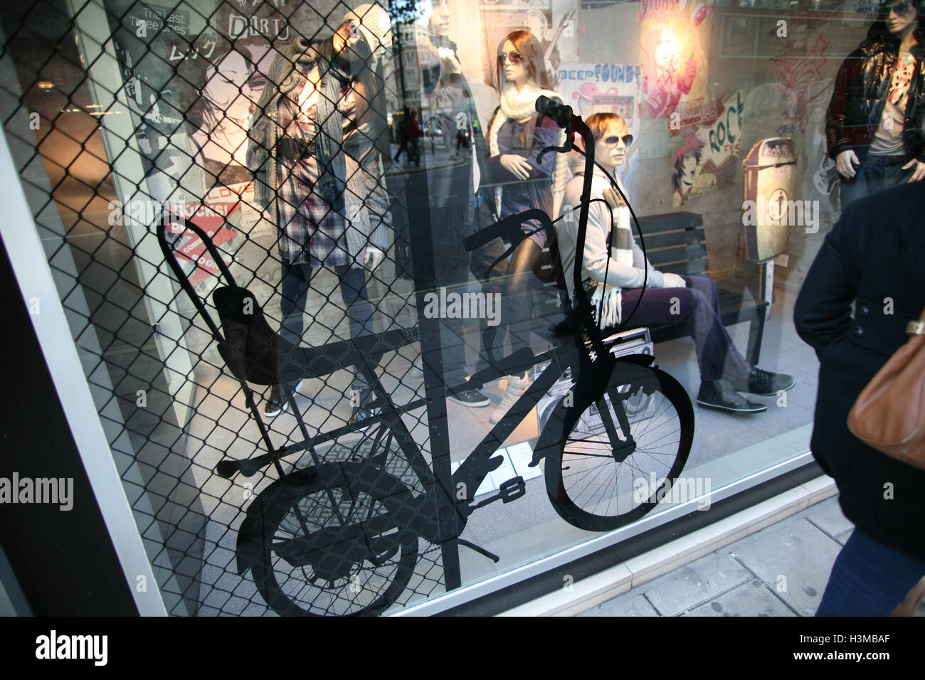 Vitrine de Bershka fashion store, 221, Oxford Street, Londres. L'Angleterre,UK,GB,la,Bretagne,europe,matin  ensoleillé d'octobre Photo Stock - Alamy