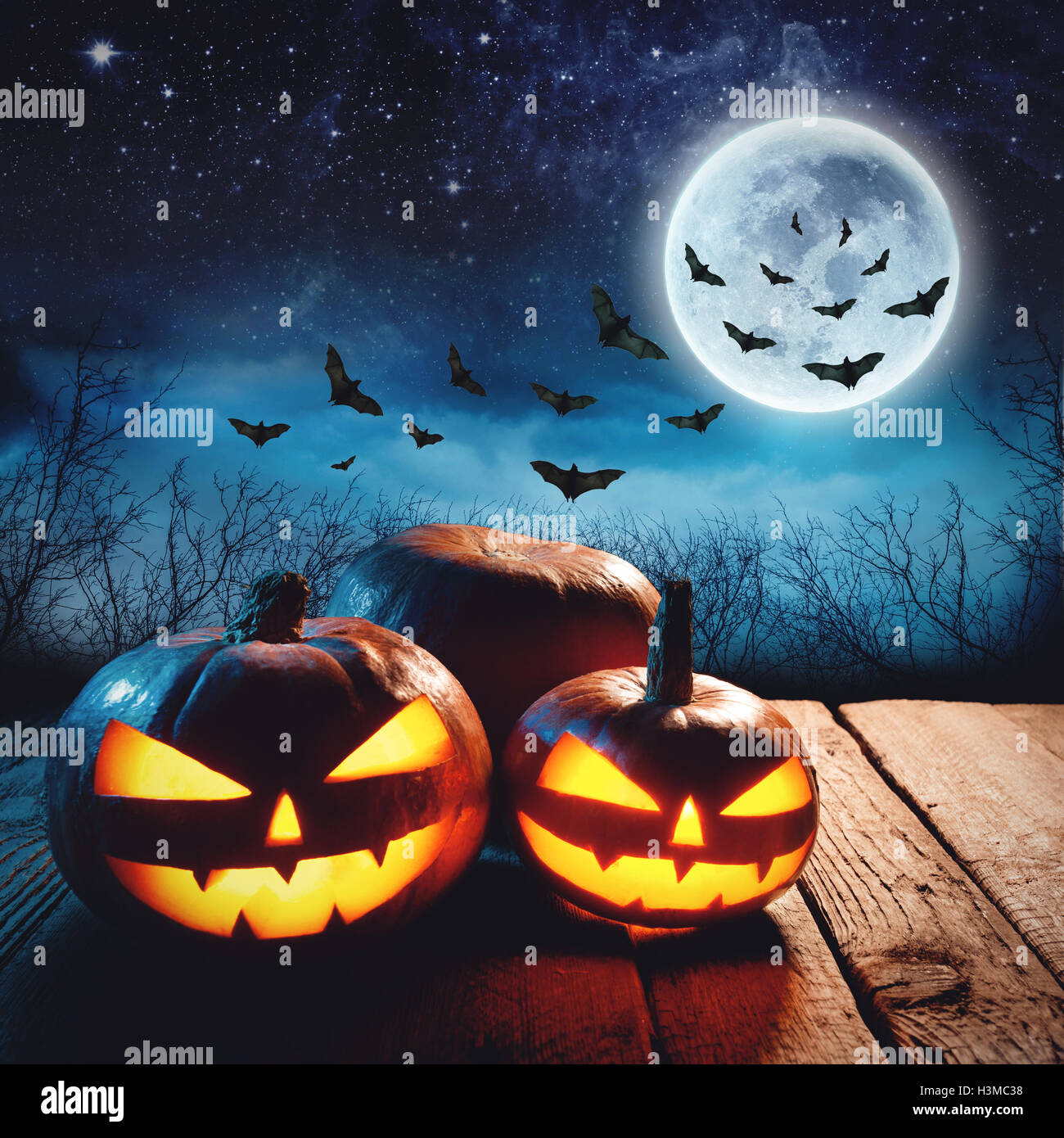 Jack rougeoyant dans un dark mist Forest. Éléments de cette image fournie par la NASA Banque D'Images