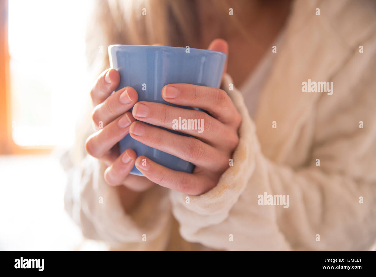 Woman holding mug Banque D'Images