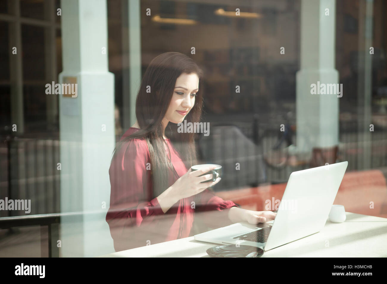 Businesswoman working with laptop in cafe Banque D'Images
