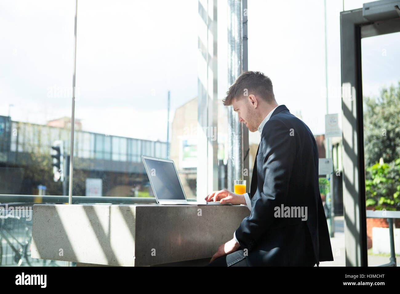 Businessman working with laptop in cafe Banque D'Images