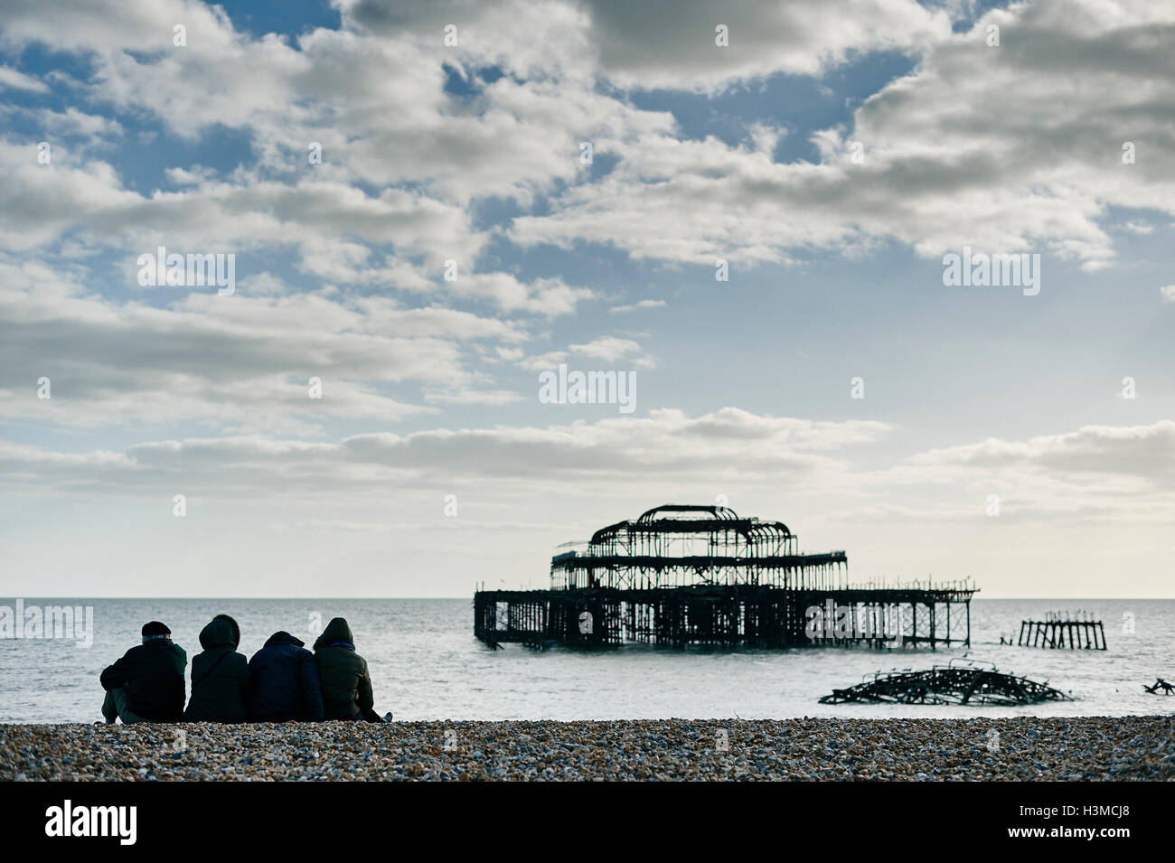 Les touristes se détendre sur la plage de Brighton, Angleterre Banque D'Images