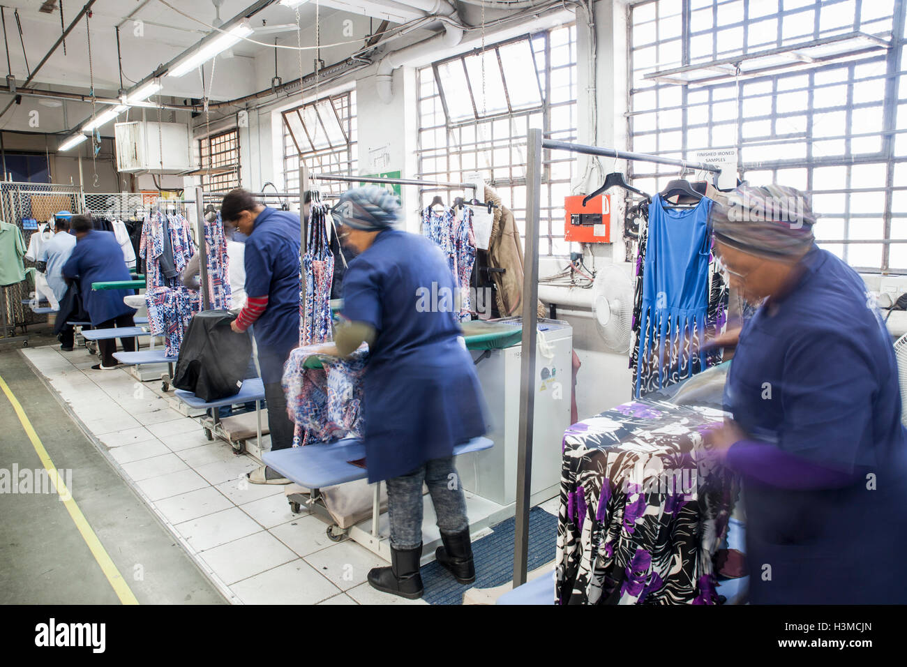Repassage travailleurs en usine de confection de vêtements Banque D'Images