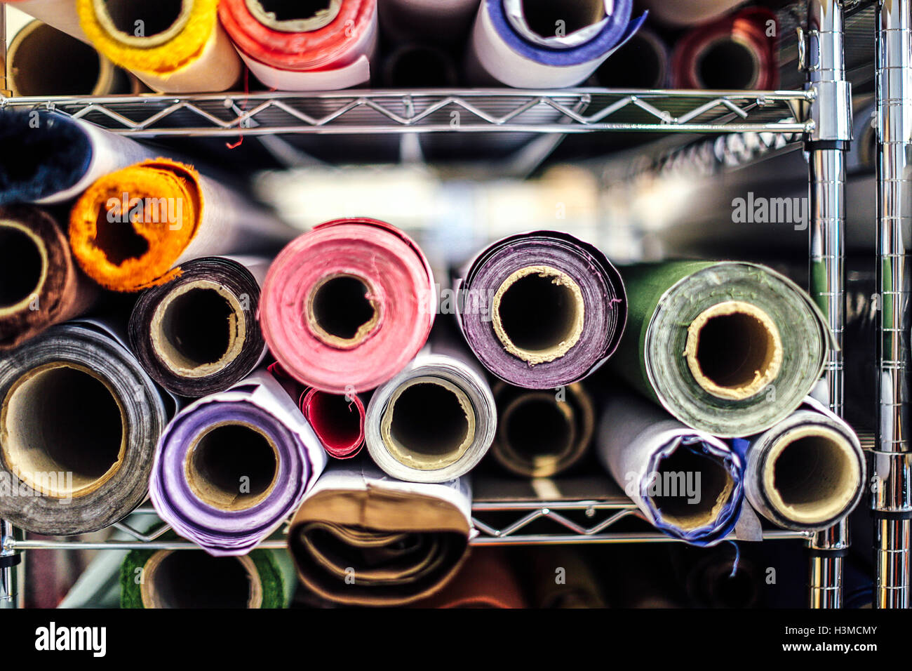 Close-up de rouleaux de tissu dans l'atelier des arts du livre Banque D'Images